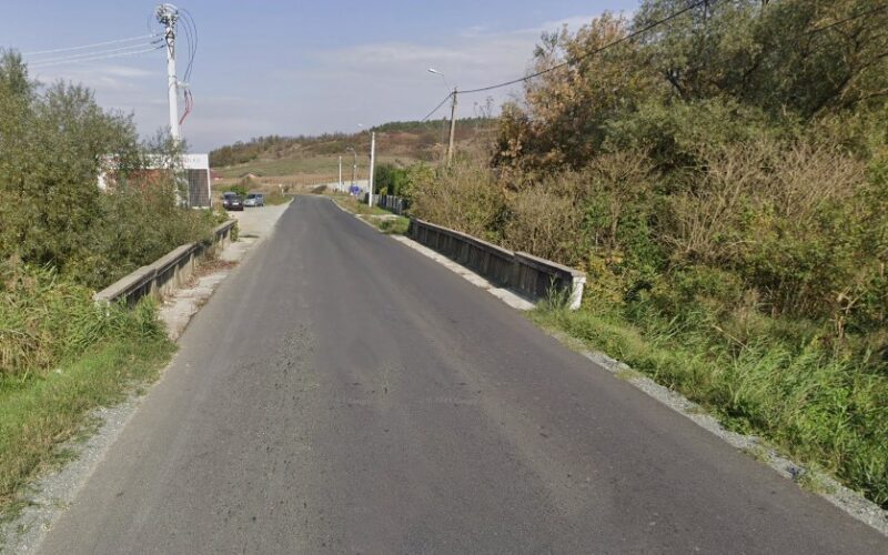 Consiliul Județean (CJ) Cluj a deschis ofertele depuse de firmele interesate să proiecteze și să execute podul provizoriu peste pârâul Bandău, pe drumul județean DJ 172F, la km 13+150, în localitatea Mica.