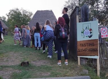Instituțiile expoziționale ale Consiliului Județean (CJ) Cluj au atras mai mulți vizitatori, cei mai mulți fiind la Muzeul Etnografic al Transilvaniei (MET). Muzeele subordonate CJ Cluj au reprezentat atracții pentru publicul clujean și turiști. MET a stabilit un record de vizitare, trecându-i pragul 131.027 de persoane, față de 87.866, în 2022. Creșterea a fost de 49%, publicul manifestând interes crescut pentru sediul central al instituției, Palatul Reduta, și pentru secția în aer liber, Parcul Etnografic Romulus Vuia, din zona Hoia. Pe lângă expozițiile permanente, muzeul a găzduit și 86 de activități cultural-educative, înregistrând o creștere importantă față de 2022, când au fost organizate 36, dar și 26 de expoziții temporare și un simpozion. Muzeul de Artă Cluj-Napoca (MACN) a fost unul dintre obiectivele turistice preferate, atrăgând prin expozițiile și evenimentele organizate 100.114 persoane, în creștere cu 40% comparativ cu 2022. Pe lângă expozițiile permanente, MACN a realizat 67 de expoziții temporare la sediul instituției. Lucrări din patrimoniul instituției au fost prezentate în expoziții de anvergură din țară. Muzeul Memorial Octavian Goga Ciucea a fost vizitat de 18.723 de persoane, în ușoară creștere comparativ cu 2022, când au fost înregistrate 18.245. S-a menținut tendința vizitării instituției preponderent de către elevi.