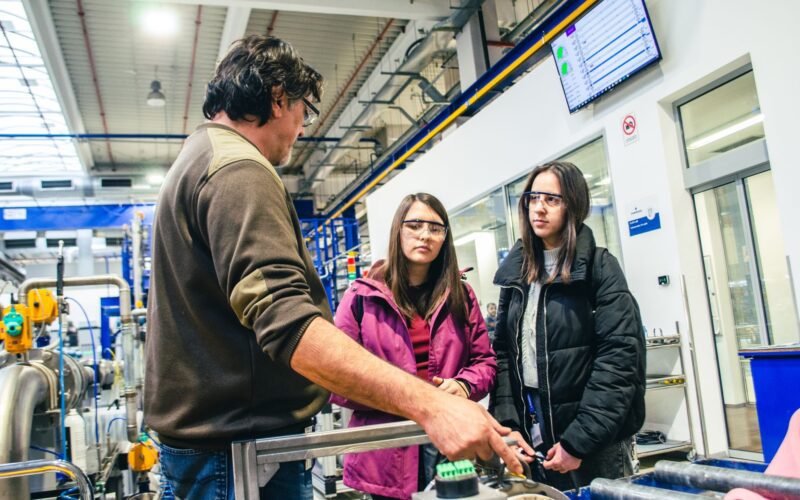 27 de tineri de la facultățile tehnice și de business, inclusiv șase liceeni, sunt pregătiți să învețe, să crească și să se conecteze cu colegii noștri de la Emerson pentru următoarele șase luni. 