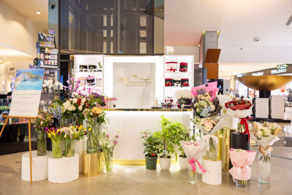 În Iulius Mall Cluj, unde are loc Târgul de Valentine's Day, recent s-a inaugurat și florăria Avenue Des Roses, care propune aranjamente premium și o varietate de flori de unde poți alege. 