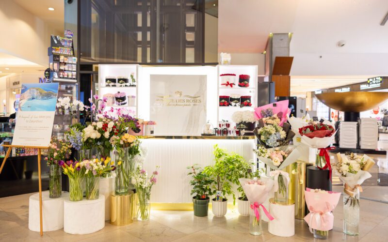 În Iulius Mall Cluj, unde are loc Târgul de Valentine's Day, recent s-a inaugurat și florăria Avenue Des Roses, care propune aranjamente premium și o varietate de flori de unde poți alege. 