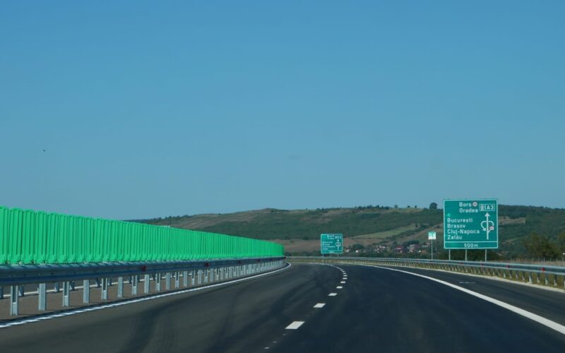 Șimleul urmează să fie conectat la A3 pe Drumul Național 1H, prin viitorul nod de la Crasna (traseu de 17 km), iar Jiboul, pe Drumul Expres (DEx 4) prin nodul de la Românași (rută de 20 km).