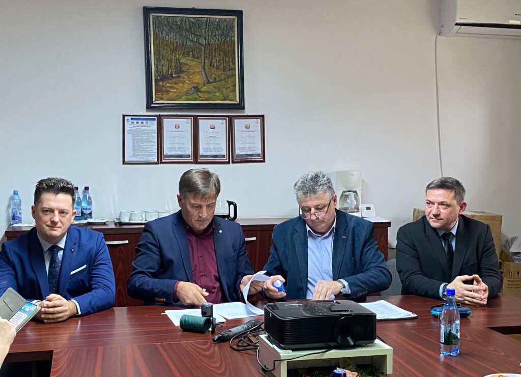 Contractul pentru lotul 2 al extinderii rețelelor în comunele Lechința, Miceștii de Câmpie, Budești și Sânmihaiu de Câmpie a fost semnat de Aquabis cu asocierea Frasinul, Ambient Construct Solutions, Energomontaj.