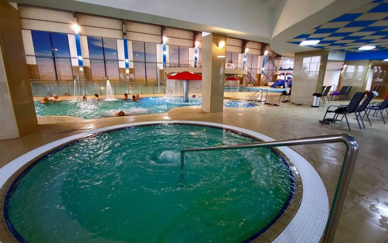 Există ofertă limitată, numai nouă aquapark-uri indoor în România, iar acestea lipsesc cu desăvârșire în anumite regiuni cum ar fi Moldova sau Dobrogea, sau în aproprierea unor orașe mari precum Cluj-Napoca sau Constanța