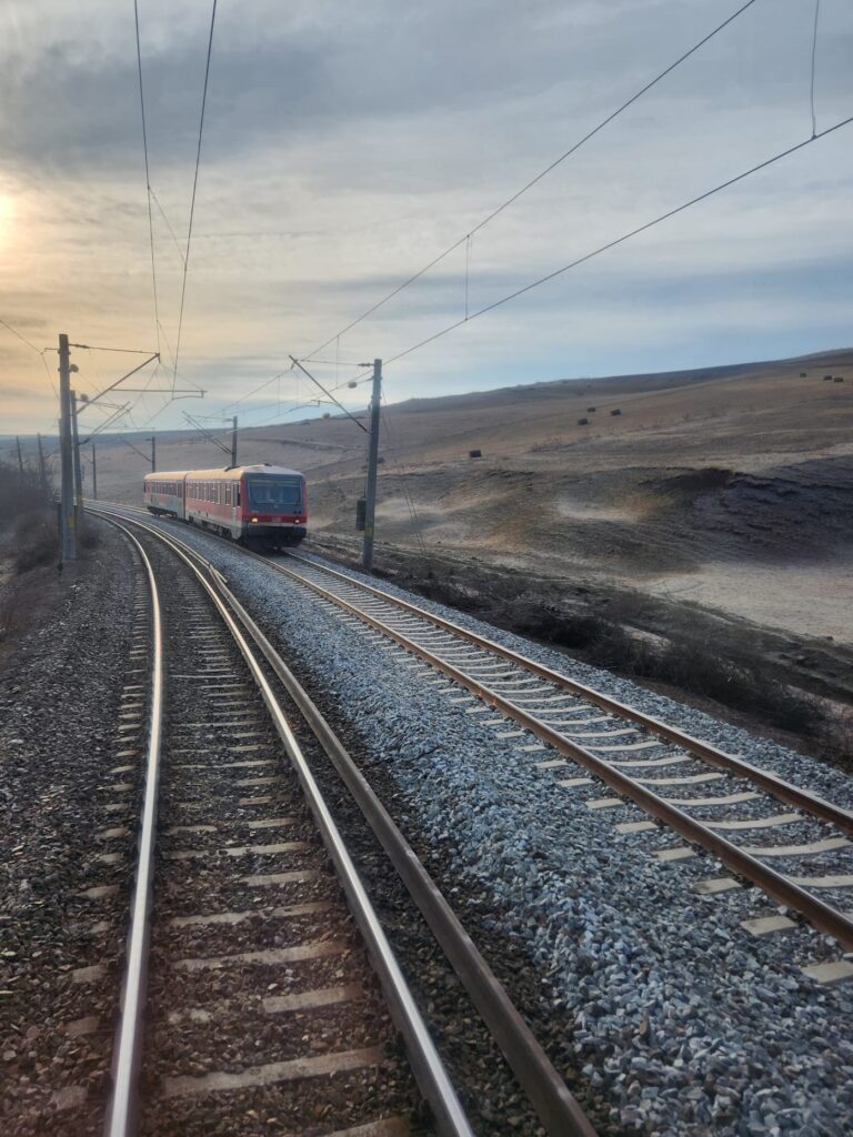 În Regionala SRCF Cluj sunt lucrări de tip Quick Wins finalizate pe 19 km de cale ferată, pe tronsoanele Apahida – Baia Mare, Războieni – Episcopia Bihor, unde viteza maximă va crește până la 100 km/h.
