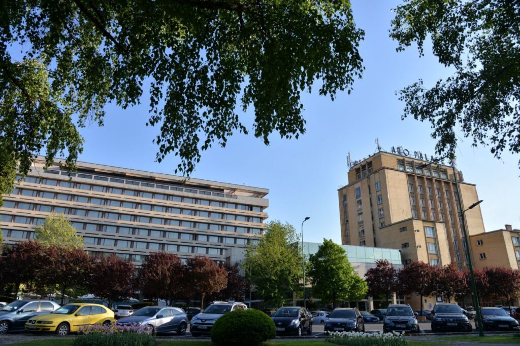 Societatea Aro Palace a semnat documentul de intenție pentru a intra într-un acord de franciză cu Hyatt Hotel Corporation, în urma căruia Aro Palace Brașov va face parte din familia internațională de hoteluri a renumitei mărcii Hyatt.