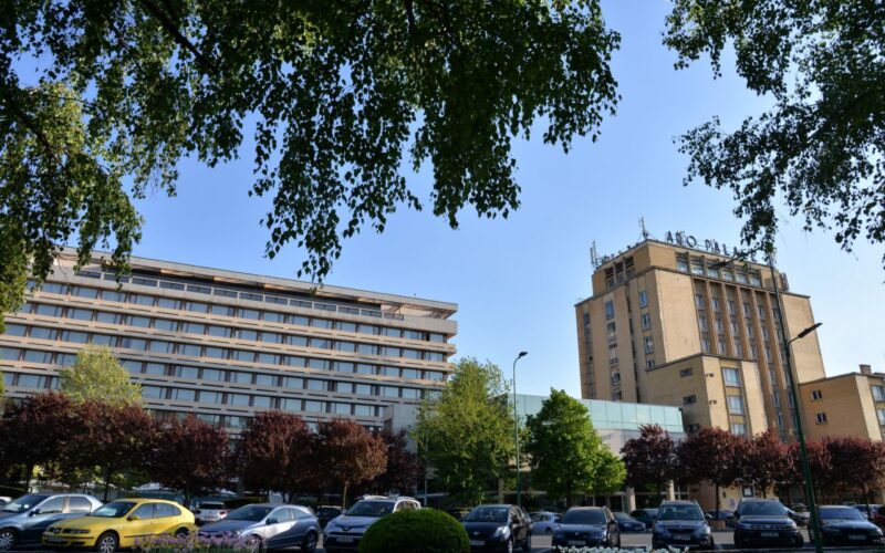 Societatea Aro Palace a semnat documentul de intenție pentru a intra într-un acord de franciză cu Hyatt Hotel Corporation, în urma căruia Aro Palace Brașov va face parte din familia internațională de hoteluri a renumitei mărcii Hyatt.