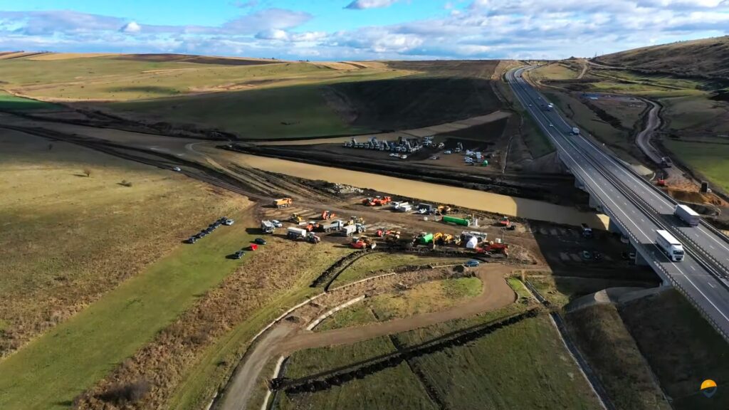 Direcția Regională de Drumuri și Poduri (DRDP) Cluj a prezentat imagini de pe șantierul drumului expres de legătură pentru asigurarea conexiunii dintre Autostrada Transilvania (A3) Drumul Național 1, de la Tureni.