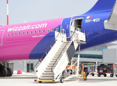 Aeroporturile din Cluj-Napoca, Timișoara sau Târgu-Mureș vor fi private de curse efectuate până acum de către operatorii Wizz Air (Ungaria) și Lufthansa Airlines (Germania),