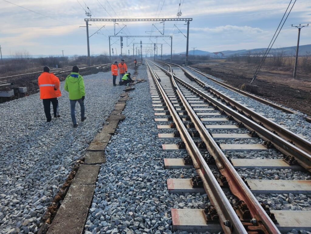 În Regionala SRCF Cluj sunt lucrări de tip Quick Wins finalizate pe 19 km de cale ferată, pe tronsoanele Apahida – Baia Mare – Războieni – Episcopia Bihor, unde viteza maximă va crește până la 100 km/h.