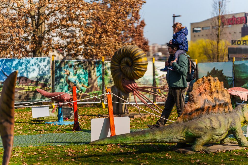 Încă ai ocazia să te bucuri de o parte dintre misterele erei mezozoice: „călătoria" fascinantă printre Sea Monsters, cum ar fi Mosasaur, Megalodon, Mososaurus, te va transpune în vremuri de mult uitate și vei avea parte de o experiență pe cât de amuzantă, pe atât de interactivă.