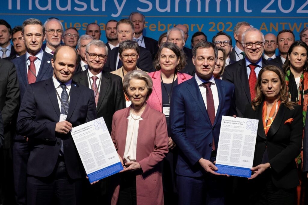 73 de lideri, reprezentând 20 de sectoare industriale, au semnat Declarația de la Anvers pentru un Acord Industrial European în fața președintelui Comisiei Europene, Ursula von der Leyen, și a premierului belgian, Alexander De Croo.