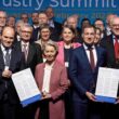 73 de lideri, reprezentând 20 de sectoare industriale, au semnat Declarația de la Anvers pentru un Acord Industrial European în fața președintelui Comisiei Europene, Ursula von der Leyen, și a premierului belgian, Alexander De Croo.