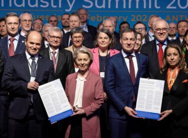 73 de lideri, reprezentând 20 de sectoare industriale, au semnat Declarația de la Anvers pentru un Acord Industrial European în fața președintelui Comisiei Europene, Ursula von der Leyen, și a premierului belgian, Alexander De Croo.