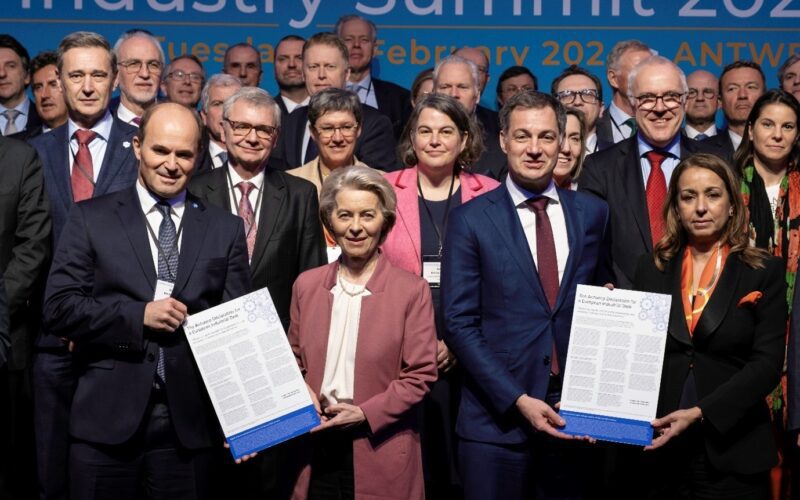 73 de lideri, reprezentând 20 de sectoare industriale, au semnat Declarația de la Anvers pentru un Acord Industrial European în fața președintelui Comisiei Europene, Ursula von der Leyen, și a premierului belgian, Alexander De Croo.