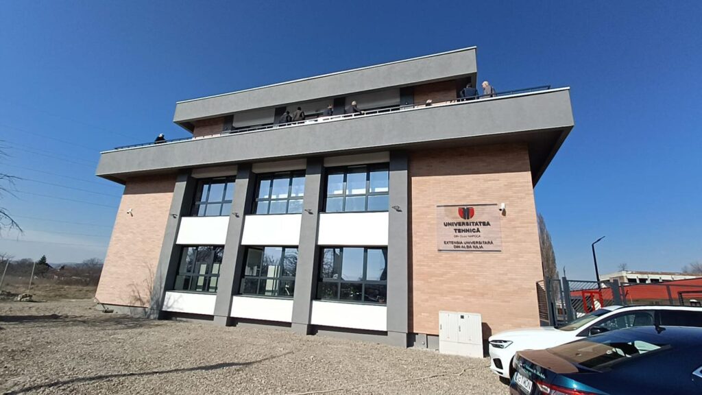 Am avut plăcerea să particip la inaugurarea noii clădiri din cadrul Extensiei Universitare Alba Iulia a Universității Tehnice din Cluj- Napoca. Această nouă clădire se adaugă celorlalte două clădiri existente deja la Extensia Alba Iulia a UTCN, formând în acest fel un campus universitar modern, care se integrează perfect în peisajul universitar albaiulian, și care răspunde cererii crescânde de locuri la cele trei programe de studii de licență derulate la Alba Iulia: Sisteme şi Echipamente Termice, Tehnologia Construcțiilor de Mașini şi Ingineria Economică Industrială și la cele două programe de masterat: Tehnologii avansate de fabricație și Fiabilitatea și mentenanța sistemelor mecanice. Implicarea UTCN în dezvoltarea economică și socială a municipiului Alba Iulia s-a dovedit a fi una fructuoasă, existența acestor specialități formând generații de specialiști în domeniile științei și tehnologiei. Totodată, existența acestor specializări în municipiul nostru, oferă oportunități tinerilor de a studia, iar apoi de a se angaja în Alba Iulia la companiile de profil, care sunt în căutare de specialiști. Mulțumesc pentru invitația la eveniment domnului rector al UTCN, domnul Vasile Țopa și îl felicit pentru implicarea în dezvoltarea Extensiei Universitare Alba Iulia a Universității Tehnice din Cluj-Napoca.