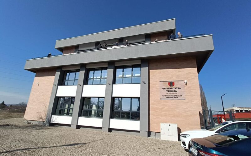Am avut plăcerea să particip la inaugurarea noii clădiri din cadrul Extensiei Universitare Alba Iulia a Universității Tehnice din Cluj- Napoca. Această nouă clădire se adaugă celorlalte două clădiri existente deja la Extensia Alba Iulia a UTCN, formând în acest fel un campus universitar modern, care se integrează perfect în peisajul universitar albaiulian, și care răspunde cererii crescânde de locuri la cele trei programe de studii de licență derulate la Alba Iulia: Sisteme şi Echipamente Termice, Tehnologia Construcțiilor de Mașini şi Ingineria Economică Industrială și la cele două programe de masterat: Tehnologii avansate de fabricație și Fiabilitatea și mentenanța sistemelor mecanice. Implicarea UTCN în dezvoltarea economică și socială a municipiului Alba Iulia s-a dovedit a fi una fructuoasă, existența acestor specialități formând generații de specialiști în domeniile științei și tehnologiei. Totodată, existența acestor specializări în municipiul nostru, oferă oportunități tinerilor de a studia, iar apoi de a se angaja în Alba Iulia la companiile de profil, care sunt în căutare de specialiști. Mulțumesc pentru invitația la eveniment domnului rector al UTCN, domnul Vasile Țopa și îl felicit pentru implicarea în dezvoltarea Extensiei Universitare Alba Iulia a Universității Tehnice din Cluj-Napoca.
