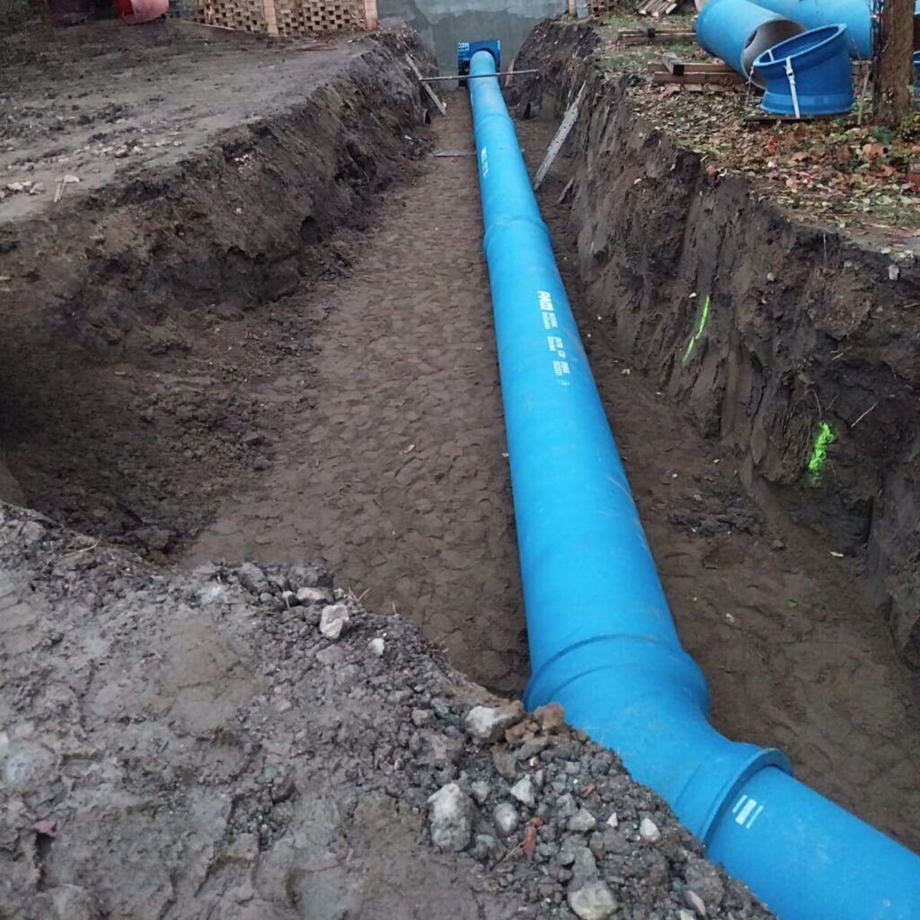 Antrepriza Construcții și Instalații (ACI) Cluj a prezentat felul în care au decurs lucrările pe care le-a efectuat pentru construirea aducțiunii de apă potabilă de la uzina de apă din municipiul Târgu Mureș.