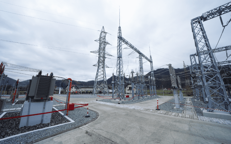 878 milioane de lei reprezintă planul financiar anual pentru investițiile Distribuție Energie Electrica Romania (DEER) Cluj, membră a grupului, cel mare operator de distribuție din România, ce deservește 4 milioane de utilizatori.