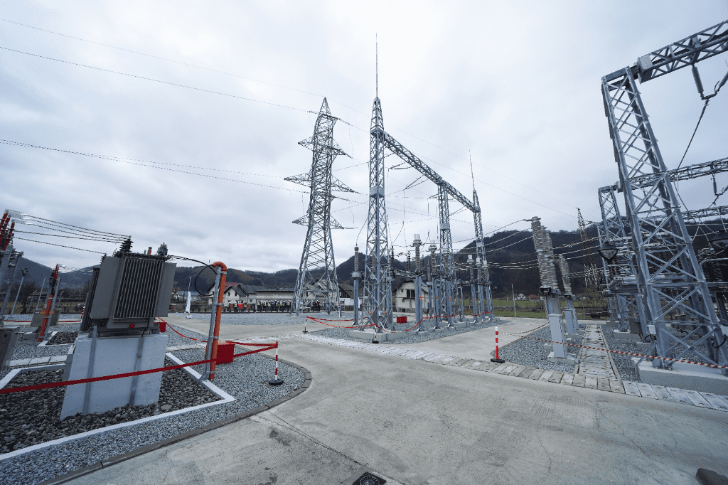 878 milioane de lei reprezintă planul financiar anual pentru investițiile Distribuție Energie Electrica Romania (DEER) Cluj, membră a grupului, cel mare operator de distribuție din România, ce deservește 4 milioane de utilizatori.