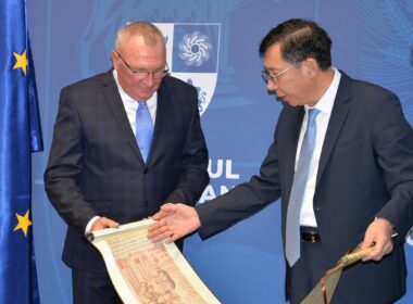 Vicepreședinții Consiliului Județean (CJ) Cluj, Marius Mînzat și Istvan Vakar, au primit vizita unei delegații oficiale chineze din provincia înfrățită Shandong, din componența căreia au făcut parte reprezentanți ai guvernului provinciei.