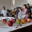 UBB Cluj intră în parteneriat cu Lidl și Confindustria Instituția clujeană inițiază proiectul pentru un comportament alimentar sănătos alături de lanțul german de supermarketuri și organizația italiană de afaceri. Centrul Național de Competențe în Stilul de Viață Sănătos (CNCSVS), fondat de Academia Română și de UBBMed, a inițiat proiectul CARPO, acronimul alimentației carpato-danubiene, totodată zeița care proteja recoltele și alimentația, din mitologia greacă. Acest stil de alimentație a fost validată preliminar la nivelul unor grupuri de experți și recomandată în țară de Federația Română de Diabet, Nutriție și Boli Metabolice (FRDNBM), de Societatea Română de Endocrinologie (SRE) și de către Forumul Român de Obezitate (FORO). SNCSVS își propune să asigure validitate științifică avansată și să pună acest model într-un context prin care să fie mai ușor de implementat și asimilat pe scară largă și să fie promovat de specialiștii în domeniu și în politici publice. Prin implicarea specialiștilor în științele nutriției de la UBBMed, în prima jumătate a anului vor fi analizate biochimic produse românești ce le pot înlocui pe cele mediteraneene sau nordice, respectând însă principiile acestor tipuri de alimentație. În toamnă CNCSVS va stabili o alimentație carpato-danubiană prin implementarea unor produse, meniuri și diete diverse. Noua alimentație va fi testată în studii clinice controlate, implicând Cantina UBB, Clinica Universitară de Psihologie. Proiectul va analiza implicațiile pe sănătate mintală și mecanismele de aderență (inclusiv de modificări cognitiv-comportamentale în comportamentul alimentar), precum și diverse structuri UBBMed, care, prin laboratoarele existente (UBB-STEM și din cadrul Facultăților de Biologie Chimie), în colaborare cu alți specialiști, vor analiza implicațiile biomedicale. Concluziile și implicațiile practice, bazate pe dovezi științifice, vor fi formulate la începutul lui 2025. Conform Organizației Mondiale a Sănătății, în 2023 au avut loc, la nivel global, 60 de milioane de decese. Primii parteneri ai proiectului sunt lanțul de magazine Lidl România și Confindustria România. Bolile cronice netransmisibile (BCN) acoperă 70% din numărul anual, iar aproape jumătate dintre decesele cauzate de BCN sunt premature (înainte de 70 de ani). Bolile cardiovasculare, cancerul, bolile cronice respiratorii și diabetul reprezintă 80% dintre decesele premature cauzate de BCN. Obezitatea este o problemă clinică și o problemă transversală între celelalte BCN. Un comportament alimentar sănătos poate ajuta atât la optimizarea și promovarea stării de sănătate (vitalitate, activism), cât și la prevenția și tratamentul unor boli. Domeniul comportamentului alimentar este grevat însă major de pseudoștiință, cu sfaturi și prescripții alimentare adesea eronate, formulate de nespecialiști sau de specialiști, care nu doar că nu ajută, dar au adesea efecte negative. Analizele științifice de până acum au reliefat însă câteva alimentații sănătoase, între care dietele mediteraneeană și cea nordică au cel mai bun suport”, conform UBBMed. „Fondatorul Centrului Clinic de Diabet, Nutriție și Boli metabolice din Cluj-Napoca, Nicolae Hâncu, a propus deja construirea, pe principiile alimentației validate științific, a unei alimentații CARPO, în sensul includerii produselor alimentare accesibile și existente pe teritoriul țării noastre. Într-adevăr, este nerealist să credem că dietele mediteraneene sau nordice vor putea fi implementate în România pe scară largă cu produse importate direct din acele zone, ținânt cont de disponibilitatea produselor și de costurile lor, această opțiune fiind neproductivă pentru economia țării. Relațiile complexe dintre produsele alimentare, mediu și organismul crescut cu aceste produse într-un mediu țintă pot avea un rol important în asigurarea stării de sănătate.” Pornind de la alimentația CARPO, care, într-un model biomedical, ne spune ce și cât ar trebui mâncat, adăugăm componenta psihologică răspunzând la când, unde și cum ar trebui mâncat. Numai într-un astfel de context comprehensiv bio-psiho-social ca acesta prescripția teoretică legată de alimentație (ce / cât) se poate transforma într-un comportament alimentar parte a unui stil de viață sănătos, altfel adesea totul rămâne pe hârtie sau se cuantifică drept un nou eșec în schimbarea comportamentului alimentar”, spune codirectorul CNCSVS, Daniel David.
