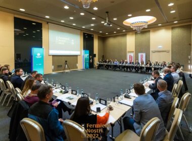 Fermierii din regiunea Ardealului au fost invitați la un dialog despre cum ne putem pregăti împreună mai bine pentru viitor în agricultură, fie că este vorba despre investiții, noi tehnologii, asigurarea culturilor, atragerea finanțărilor, digitalizare, irigații sau politici agricole mai bune", au precizat organizatorii de la BORO Communication. 