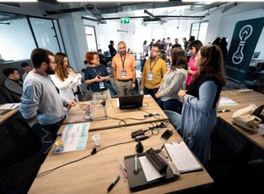 18 echipe de tineri viitori antreprenori se alătură programului Innovation Labs 2024, după ce au trecut de Hackathonul desfășurat în 23-24 martie la Cluj-Napoca.