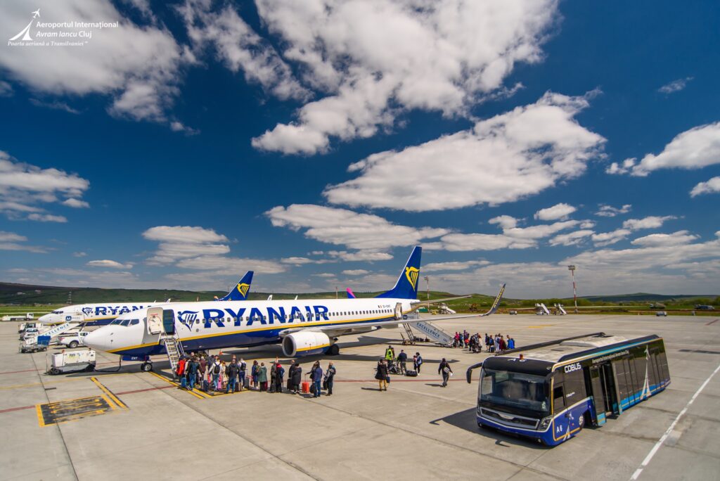 Principalii operatori în România: 2007 Tarom 30,8% Carpatair 10,6% Blue Air 8,7% Lufthansa 6,5% Alitalia 5,5% 2023 Wizz Air 49,7% Tarom 13,3% Ryanair 12,4% HiSky 4,1% Lufthansa 4,0% Sursa: AAR