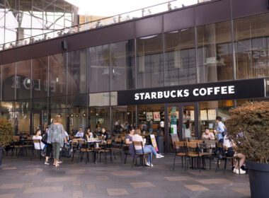 La Iulius Mall Cluj (IMC) găsești colțul de natură, liniștea lacului, momente de pauză la una dintre cafenele sau la terasele lor.