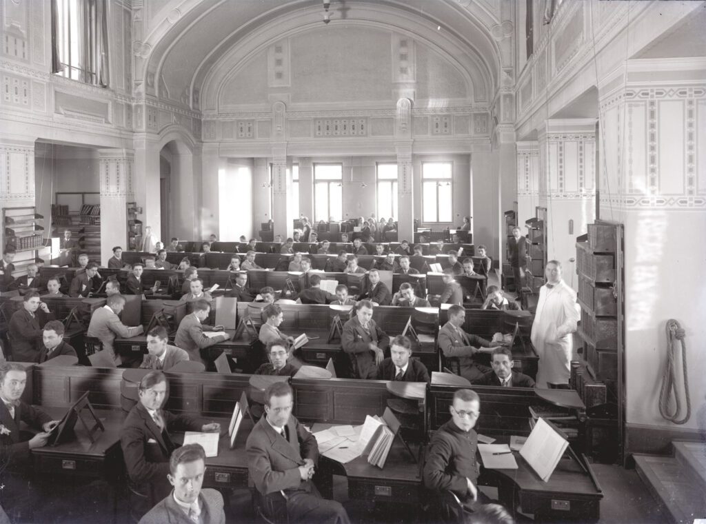 Valentin Orga, directorul Bibliotecii Centrale Universitare (BCU), și-a propus să facă din clădirea cu o istorie de un secol nu doar un loc de lectură, ci unul de socializare. 