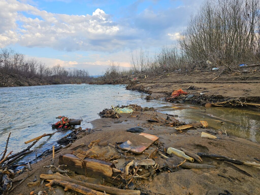 Depozitarea necontrolată a deșeurilor în preajma cursurilor de apă reprezintă rezultatul activităților din cadrul colectivităților umane riverane, conform ABAST.