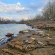Depozitarea necontrolată a deșeurilor în preajma cursurilor de apă reprezintă rezultatul activităților din cadrul colectivităților umane riverane, conform ABAST.