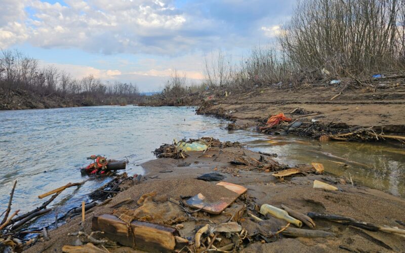 Depozitarea necontrolată a deșeurilor în preajma cursurilor de apă reprezintă rezultatul activităților din cadrul colectivităților umane riverane, conform ABAST.