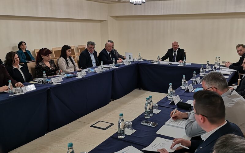 La întâlnire au participat reprezentanți ai autorităţilor publice locale, ai utilizatorilor de apă, factori decizionali din domeniul mediului din judeţele Cluj, Bistriţa-Năsăud, Maramureş, Satu Mare şi Sălaj.