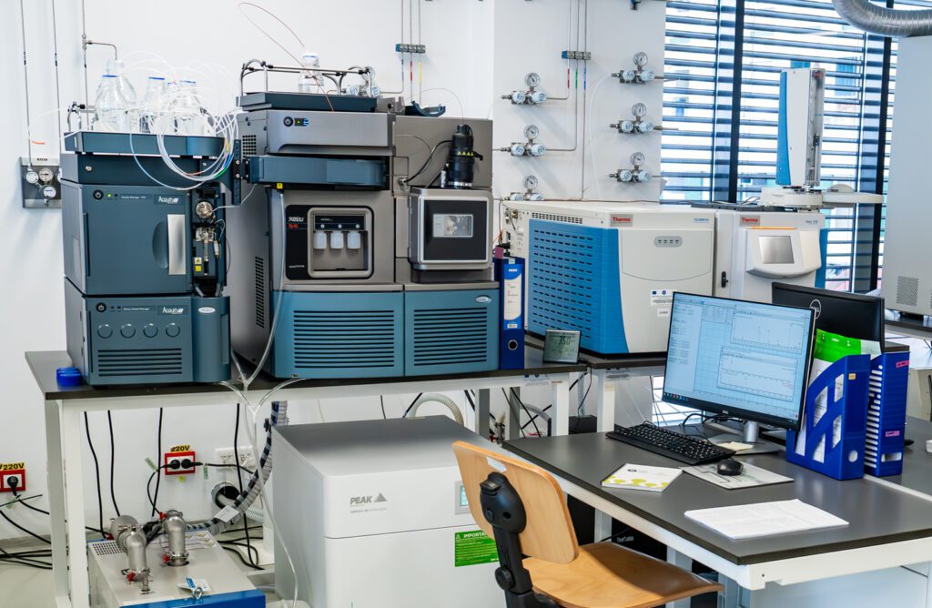 Universitatea de Medicină și Farmacie Iuliu Hațieganu (UMFIH) Cluj-Napoca, în parteneriat cu Universitatea din Reykjavik, Islanda și Alianța Națională pentru Boli Rare din România, a anunțat finalizarea proiectului pilot de screening neonatal extins METABOMS.