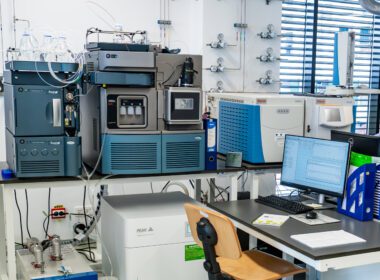 Universitatea de Medicină și Farmacie Iuliu Hațieganu (UMFIH) Cluj-Napoca, în parteneriat cu Universitatea din Reykjavik, Islanda și Alianța Națională pentru Boli Rare din România, a anunțat finalizarea proiectului pilot de screening neonatal extins METABOMS.