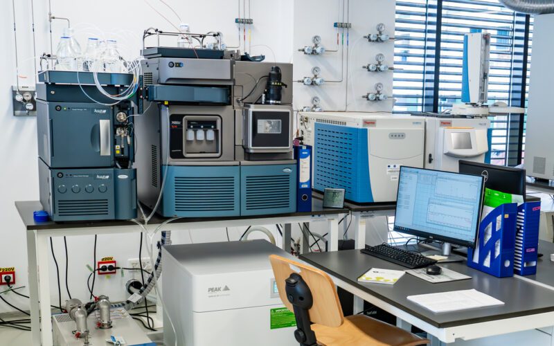 Universitatea de Medicină și Farmacie Iuliu Hațieganu (UMFIH) Cluj-Napoca, în parteneriat cu Universitatea din Reykjavik, Islanda și Alianța Națională pentru Boli Rare din România, a anunțat finalizarea proiectului pilot de screening neonatal extins METABOMS.