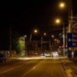 Clujul va avea treceri iluminate pentru pietoni pe drumurile județene Fondurile vor fi asigurate cu ajutorul finanțării europene atrase de către instituția județeană. Consiliul Județean (CJ) Cluj a aprobat proiectul cu finanțare europeană ce prevede iluminarea trecerilor pentru pietoni pe drumurile județene din județul Cluj – etapa I. „Prin această investiție urmărim creșterea gradului de securitate a cetățenilor și a siguranței circulației rutiere, pe toate drumurile județene. Marele avantaj al proiectului e legat atât de faptul că presupune folosirea banilor europeni, nerambursabili, cât și a unor tehnologii de ultimă generație care asigură un consum redus de electricitate", a declarat Alin Tișe, președintele CJ Cluj. Prin implementarea proiectului se va realiza iluminarea corespunzătoare a trecerilor de pietoni nesemaforizate marcate şi semnalizate, cu sisteme inteligente de iluminat tip led cu lumină asimetrică. Într-o primă etapă se va realiza iluminarea a 188 de treceri de pe drumurile județene, instalarea a 376 de aparate de iluminat și 376 de stâlpi noi. Trecerile vor fi iluminate corespunzător, cu sisteme inteligente de tip led, alimentate atât din rețeaua electrică existentă, cât și prin intermediul unui sistem fotovoltaic. Pentru a asigura eficiența și optimizarea consumului de energie, vor fi instalați senzori de prezență care vor activa sau dezactiva iluminatul în funcție de necesitate. Valoarea totală a proiectului este de 26 de milioane de lei, din care 2,6 milioane, cu taxa pe valoarea adăugată inclusă, reprezintă contribuția Consiliului Județean Cluj. Proiectul a fost depuse spre finanțare prin Programul Regional Nord-Vest 2021-2027, în momentul de față fiind în etapa de contractare.