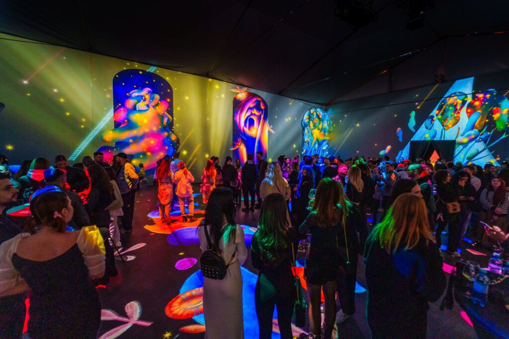 Expoziția este o producție multimedia, cu proiecții 360, care cuprinde peste 60 de opere ale lui Klimt din întreaga sa activitate, expuse în muzee din toată lumea.