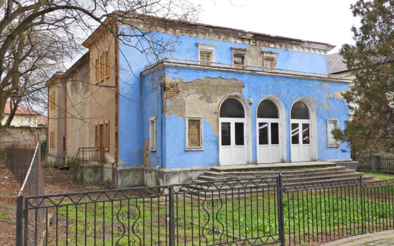 Clădirea cinematografului din Șimleu Silvaniei a fost preluată de administrația locală de la Regia Autonomă de Distribuție și Exploatare a Filmelor (RADEF).