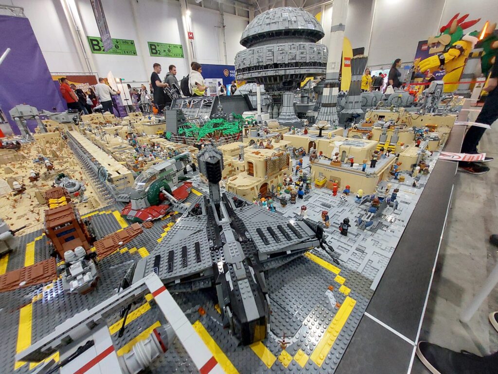 Membrii Grupului Utilizatorilor Lego din România (RoLUG), cu sustinere din partea Lego România, au construit cea mai mare dioramă din lume formată din aceste piese.