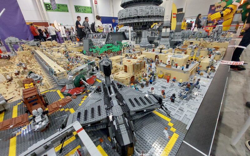 Membrii Grupului Utilizatorilor Lego din România (RoLUG), cu sustinere din partea Lego România, au construit cea mai mare dioramă din lume formată din aceste piese.