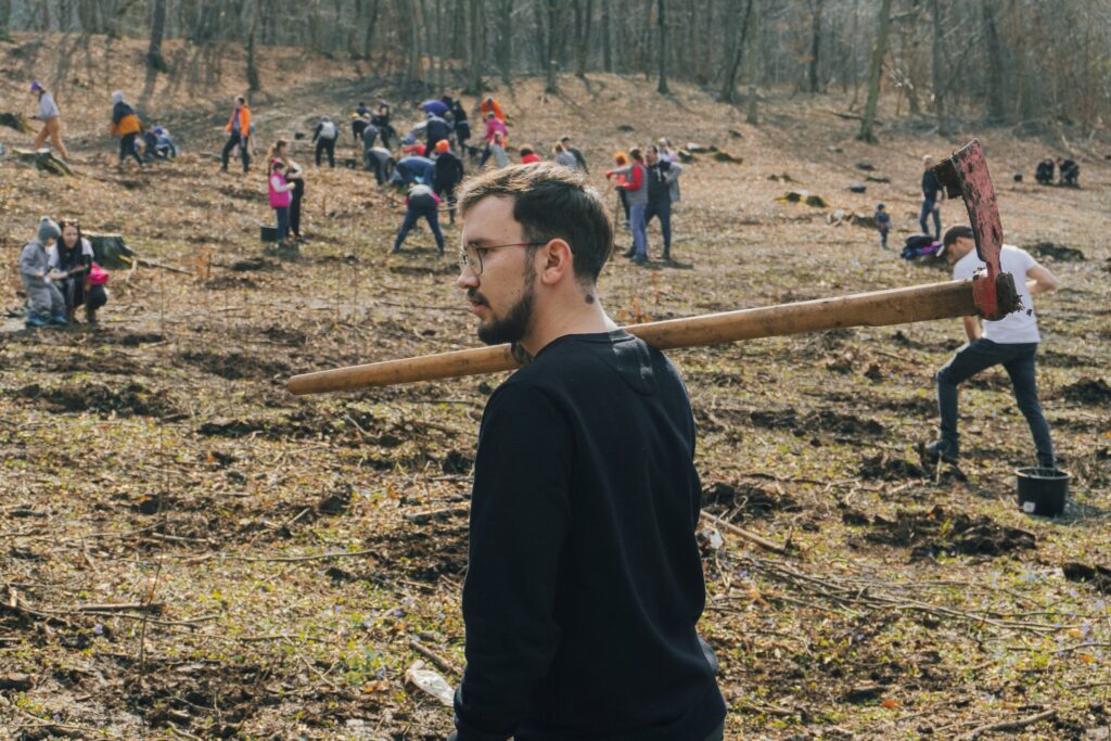 Aceștia au fost angrenați ca voluntari în cadrul acțiunii de plantare Pădurea CFAC din Zona Metropolitană Cluj-Napoca, în apropierea localității Tăuți.