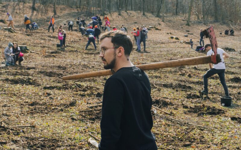 Aceștia au fost angrenați ca voluntari în cadrul acțiunii de plantare Pădurea CFAC din Zona Metropolitană Cluj-Napoca, în apropierea localității Tăuți.