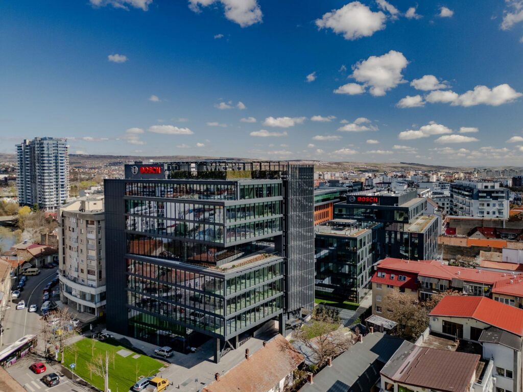Bosch a inaugurat a doua sa clădire de birouri, construită în decurs de trei ani, din cadrul CIBC, în urma unei investiții de 21 milioane euro. Investiția totală, începută în 2017, în cele două clădiri depășește 50 milioane euro.