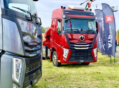 ATP Trucks Automobile și-a lansat noile autotractoare Compania producătoare de autovehicule de transport rutier și persoane din România a anunțat lansarea de noi produse în portofoliu. Evenimentul are loc în cadrul festivalului CoBuild 2024 din județul Alba - manifestare dedicată sectorului utilajelor și tehnologiilor pentru construcții. Marcăm astfel debutul autotractoarelor Truston 4x2 550CP și Truston 6x4 550CP. “Cu o prezență în piață începând cu anul 2019, ATP Trucks Automobile a demonstrat preocuparea sa față de inovație și performanță în industria vehiculelor comerciale. Lansarea autobasculantei Truston 8x4 430CP a reprezentat o repoziționare a strategiei ATP Group iar acum suntem încântați să extindem gama de produse cu autotractoare de ultimă generație, special create pentru a răspunde nevoilor pieței de construcții din România. Business-ul de aproape 30 de ani pe care ATP Group l-a dezvoltat în legătură cu companiile din industria transporturilor din România ne dă acces la o foarte bună cunoaștere a dorințelor și exigențelor clienților noștri. Noile autotractoare Truston 4x2 550CP și Truston 6x4 550CP reprezintă o combinație echilibrată între putere, eficiență și tehnologie avansată, fiind proiectate anume pentru a răspunde cerințelor complexe ale industriei construcțiilor”, potrivit reprezenților companiei. "Suntem mândri să aducem aceste noi autotractoare pe piață, subliniind angajamentul nostru continuu față de progresul și evoluția industriei auto în România. Dacă până acum am oferit varianta cap tractor doar cu motor 480 CP 4x2, vehiculele noastre ating de acum performanțe excelente cu cei 550 CP. De remarcat și cabina foarte spațioasă și cu multiple spații de depozitare, care generează un confort sporit pentru șoferi. Elementele de confort includ ecran TV, clima de staționare și sistem multimedia de ultimă generație, asigurând o experiență plăcută utilizatorului", a declarat Lucian Varga, directorul național de vânzări al ATP Trucks Automobile. Cabina noului autotractor Truston, în varianta înaltă, vine cu un design puternic, ultramodern și are abordarea orientată spre confortul șoferului. Designul tabloului de bord în stilul cockpit asigură un spațiu ergonomic în care toate funcțiile sunt ușor accesibile. Volanul este multifuncțional, suspensia cabinei este pneumatică, climatizarea presupune aer condiționat automat și climă în staționare. Scaunul șoferului este pneumatic, cu reglaj lombar, cu sistem de încălzire și ventilație, tapițerie din material respirabil de înaltă calitate. Spațiul de odihnă încorporează două paturi tip Confort cu 2 spații de depozitare. Alte 5 spații de depozitare sunt disponibile în zona deasupra parbrizului. Noile autotractoare Truston se impun prin motoare de înaltă performanță: Weichai model 13.550E62, capacitate cilindrică 12540 cbm, cu 550 CP și 2600 Nm, respectiv Weichai model 13.480E62, capacitate cilindrică 12540 cbm cu 480 CP și 2313 Nm. Transmisia manuală automatizată (AMT) cu 16 + 2 trepte și cu sincronizator, ajută la optimizarea consumului de combustibil și o oferă un cuplu de putere superior. În dotarea standard, noile autotractoare vin cu asistență la parcare cu vedere 360 grade, Cruise control, Keyless GO, Asistent menținere bandă rulare, Sistem ECAS , ESC. ATP Trucks Automobile a invitat participanții la Festivalul CoBuild să viziteze standul ATP Group pentru a afla mai multe despre noile produse și pentru a discuta despre modul în care putem susține proiectele lor de construcții. ATP Trucks Automobile face parte din ATP Group și din 2019 asamblează la Baia Mare camioanele Truston și continuă să se dezvolte pentru a satisface cerințele clienților. Portofoliul de produse al producătorului include o gamă variată de vehicule comerciale: Autobasculanta 430 CP 8x4, Autobetoniera 430 CP 8x4, Cap tractor 480 CP 4x2 și 6x4, Cap tractor 550 CP 4x2 și 6x4, autobuzul electric ATP Bus.