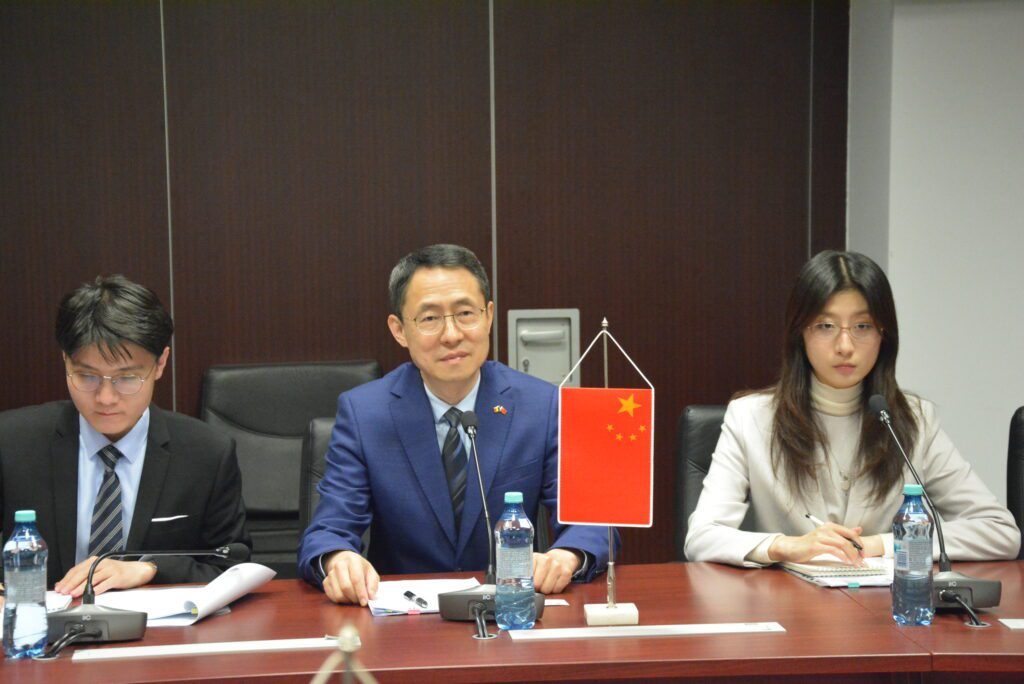 Vicepreședintele Consiliului Județean (CJ) Cluj, Istvan Vakar, a primit vizita unei delegații oficiale chineze, condusă de Han Chunlin, ambasador al Chinei în România.