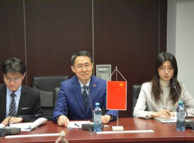 Vicepreședintele Consiliului Județean (CJ) Cluj, Istvan Vakar, a primit vizita unei delegații oficiale chineze, condusă de Han Chunlin, ambasador al Chinei în România.
