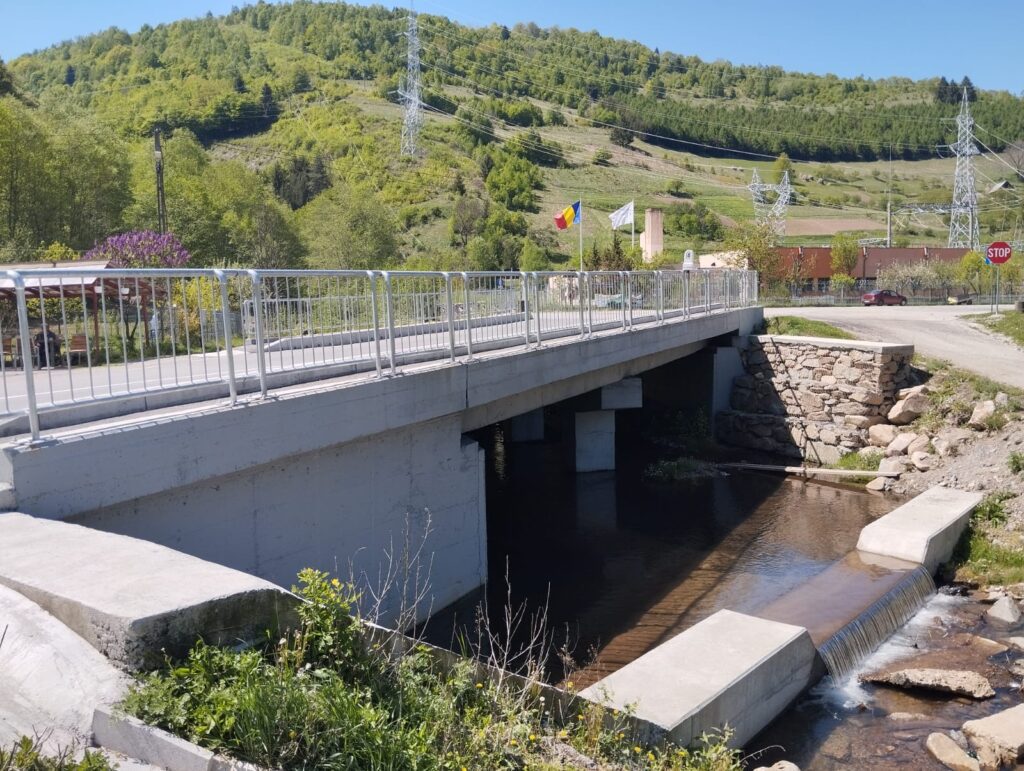 Președintele Consiliului Județean (CJ) Cluj, Alin Tișe, a efectuat o vizită la fața locului în vederea prezentării proiectelor de modernizare a Drumurilor Județene 107P (DN 1): Gilău – Mărișel – DN 1R și 108C: Mănăstireni – Călata – Mărgău.